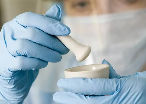Laboratório de manipulação: vidraria, capela e materiais organizados